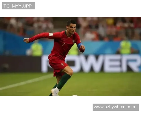 足球球星与女友甜蜜合影引热议 展现爱情与事业双赢的完美瞬间